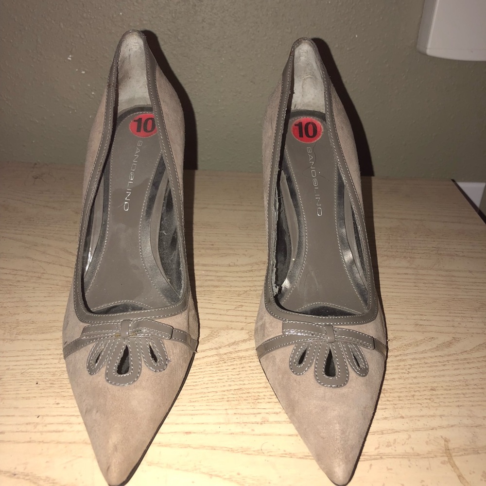 Bandolino Suede Peek a Boo pump with Bow. Gray